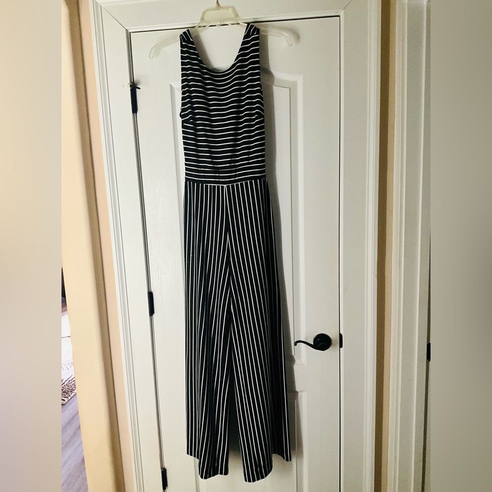 Black n white open back w/tie wide legs jumpsuit. Beautiful